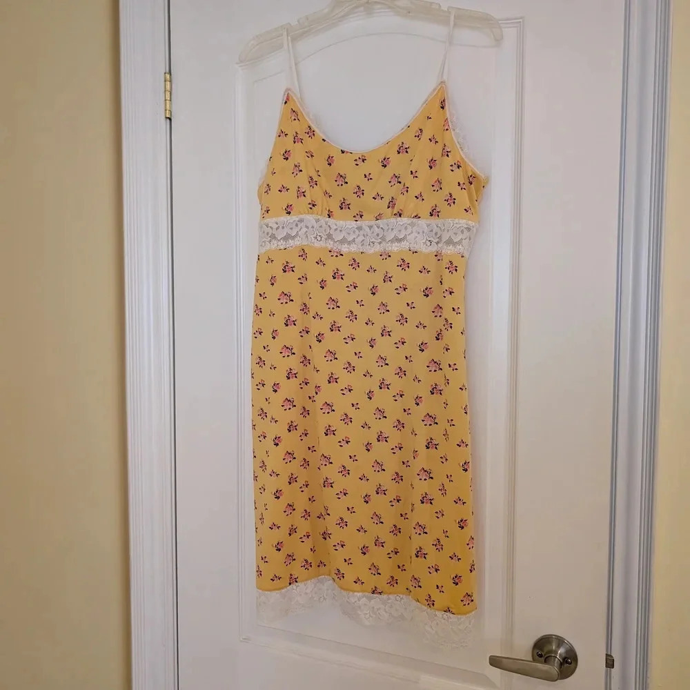 Floral Yellow Lace-Trimmed Nightgown XL